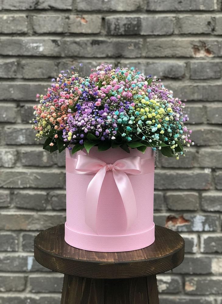 Цветочная композиция из Гипсофила и Розы в шляпной коробке в Октябрьском Красноярского края