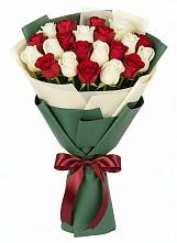 Букет Микс из красных и белых роз в Октябрьском Красноярского края