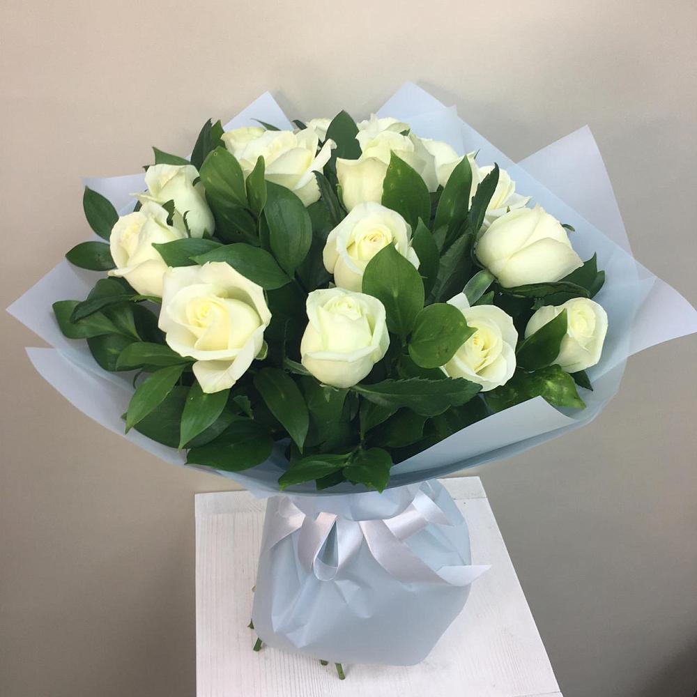 Букет 15 Белых роз Проуд в Октябрьском Красноярского края
