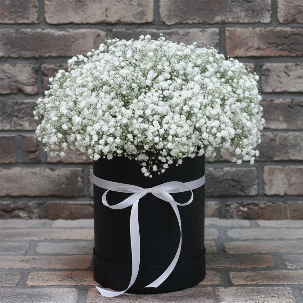 Цветочная композиция из Гипсофила в шляпной коробке в Октябрьском Красноярского края