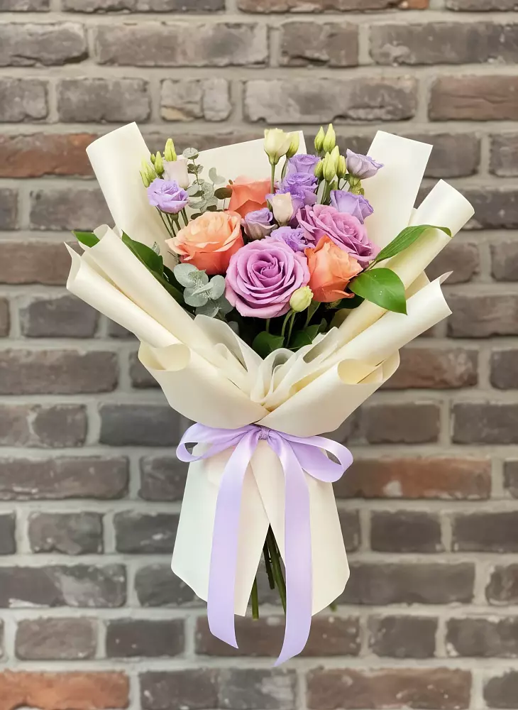 Букет цветов из: Лизиантусы и Розы в Октябрьском Красноярского края