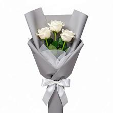 Букет 3 белые розы в Октябрьском Красноярского края