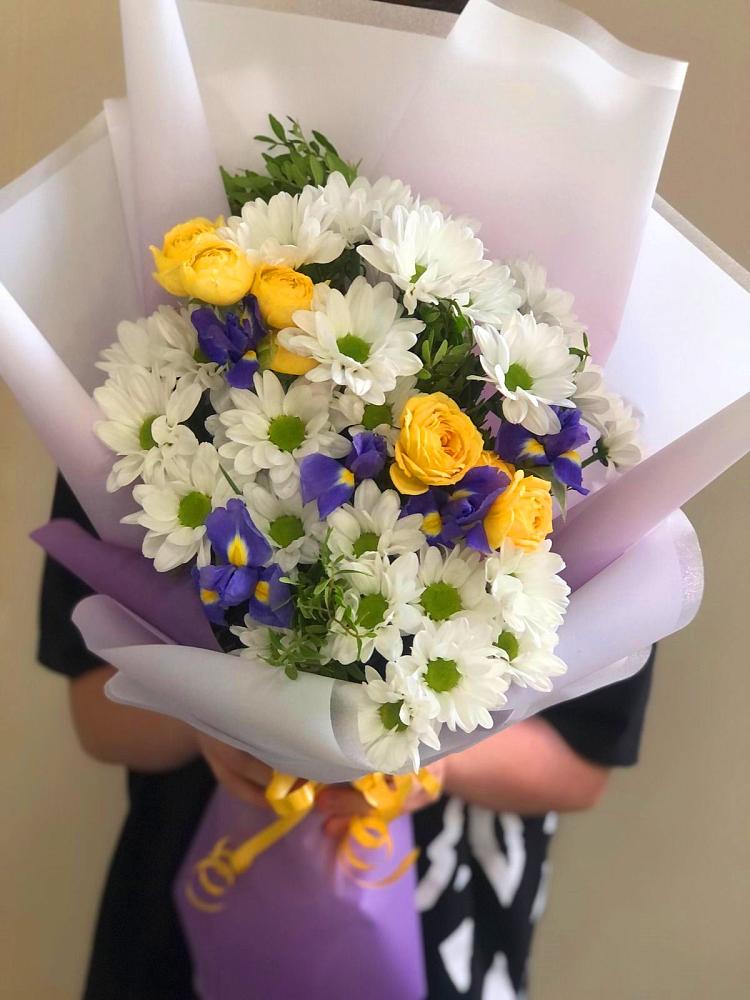 Букет цветов из: Ирисы, Хризантемы и Розы в Октябрьском Красноярского края