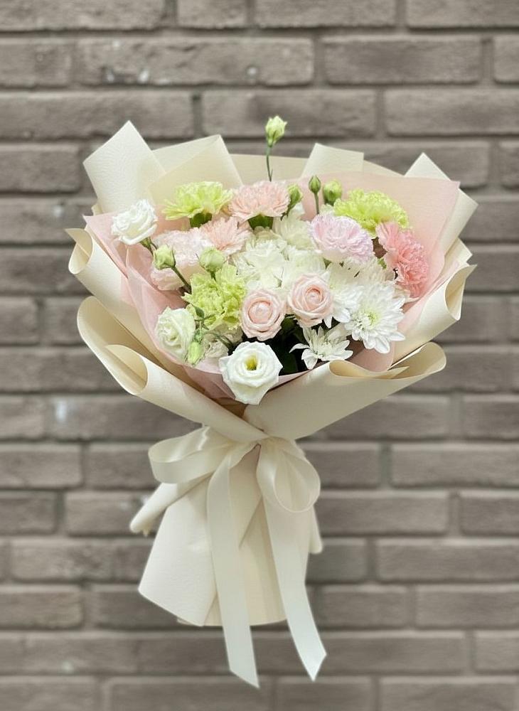 Букет цветов из: Гвоздики, Розы, Лизиантусы и Хризантемы в Октябрьском Красноярского края