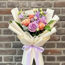 Букет цветов из:  Лизиантусы и Розы в Октябрьском Красноярского края