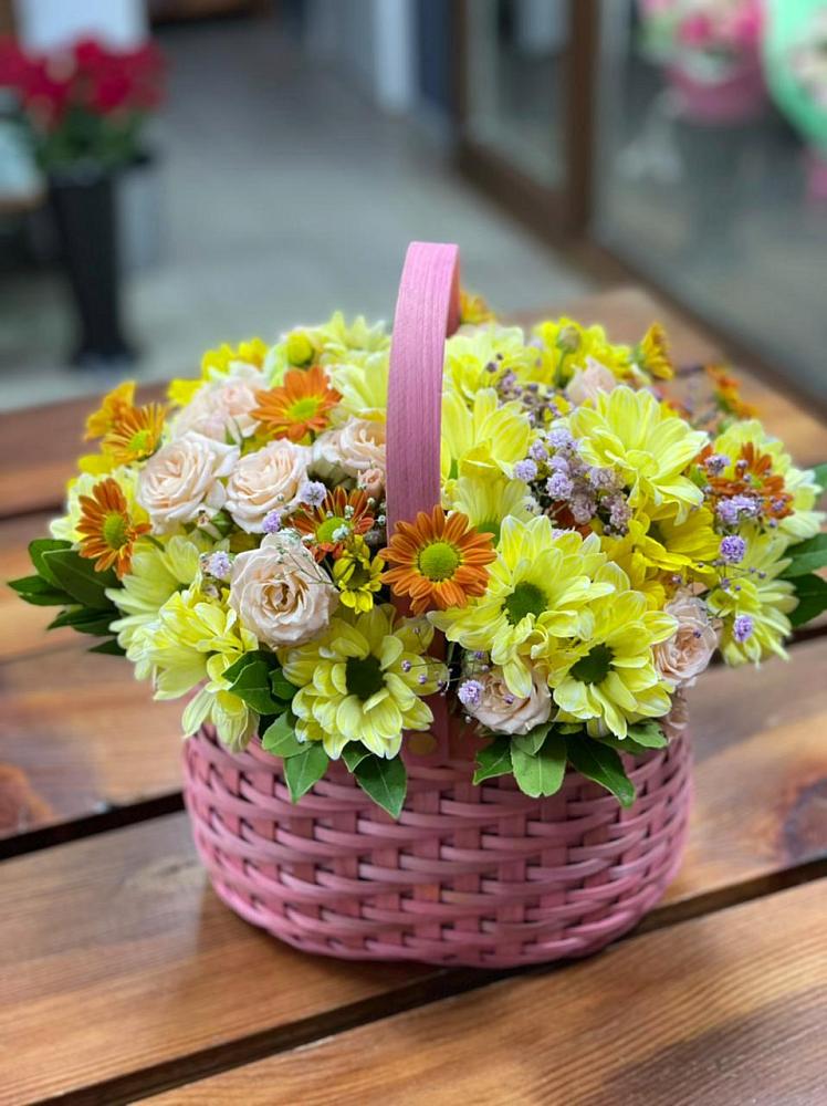 Цветочная композиция из Хризантемы и Розы в корзине в Октябрьском Красноярского края