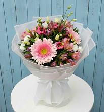 Букет цветов из:  Герберы, Альстромерии и Лизиантусы в Октябрьском Красноярского края