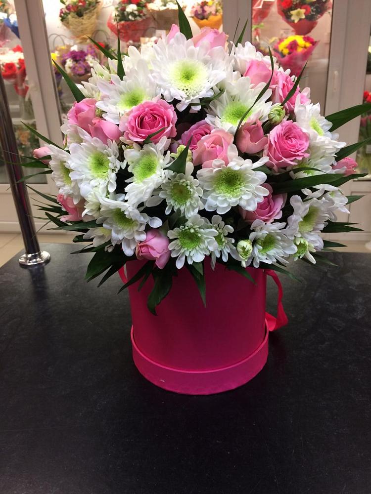 Цветочная композиция из Розы и Хризантемы в шляпной коробке в Октябрьском Красноярского края