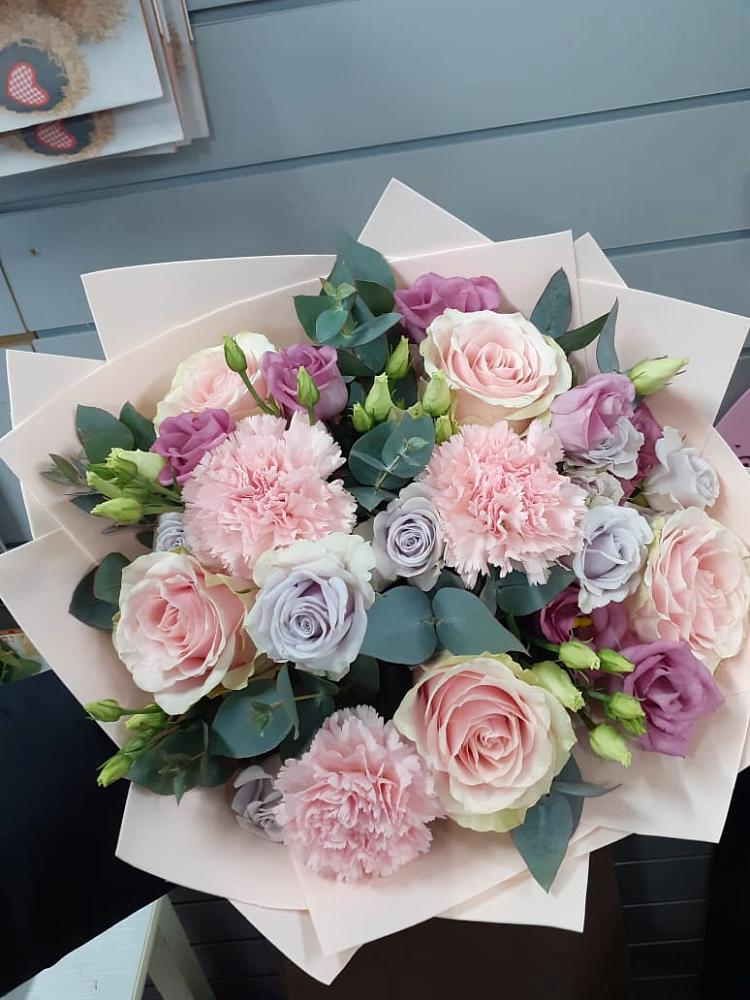 Букет цветов из: Розы, Гвоздики и Лизиантусы в Октябрьском Красноярского края