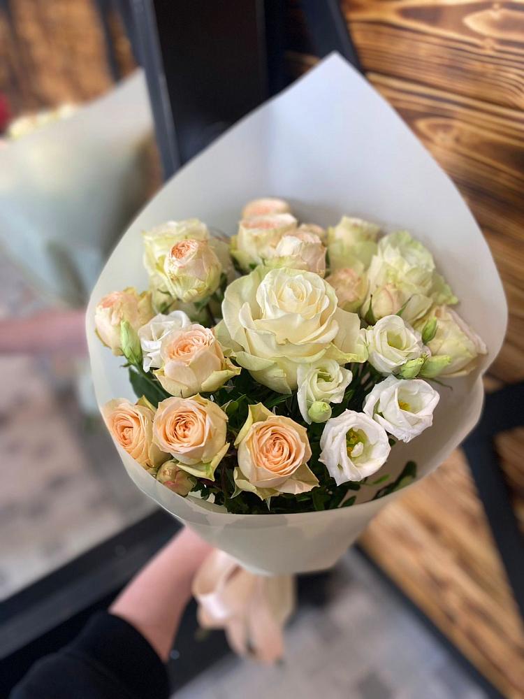 Букет цветов из: Розы и Лизиантусы в Октябрьском Красноярского края